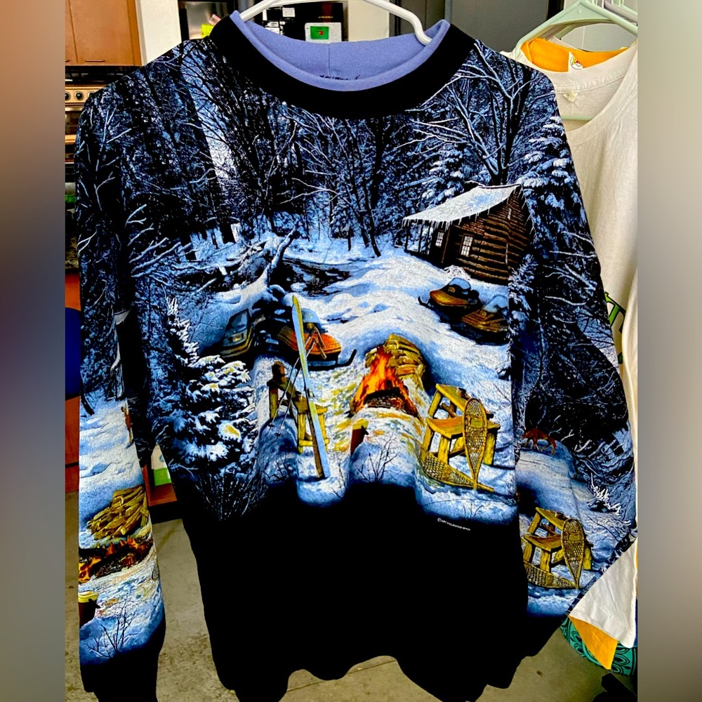 Mens navy sweatshirt winter themed all-over print like new sz: L Art Unlimited
